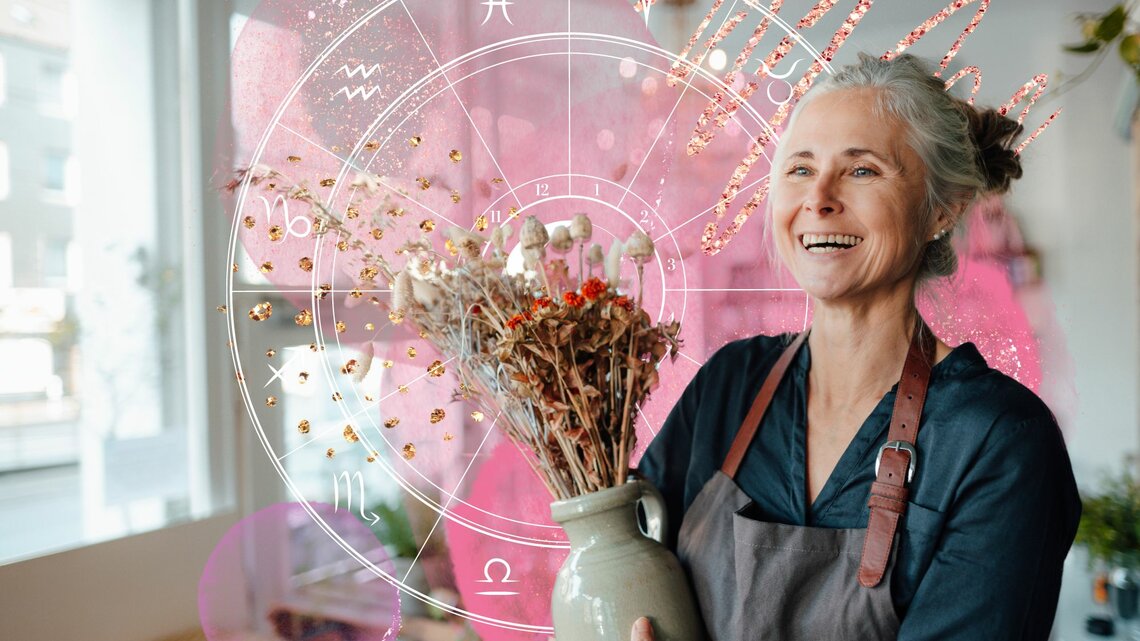 Mitarbeiterin eines Blumenladens die glücklich lächelt und von astrologischen Symbolen umgeben ist.