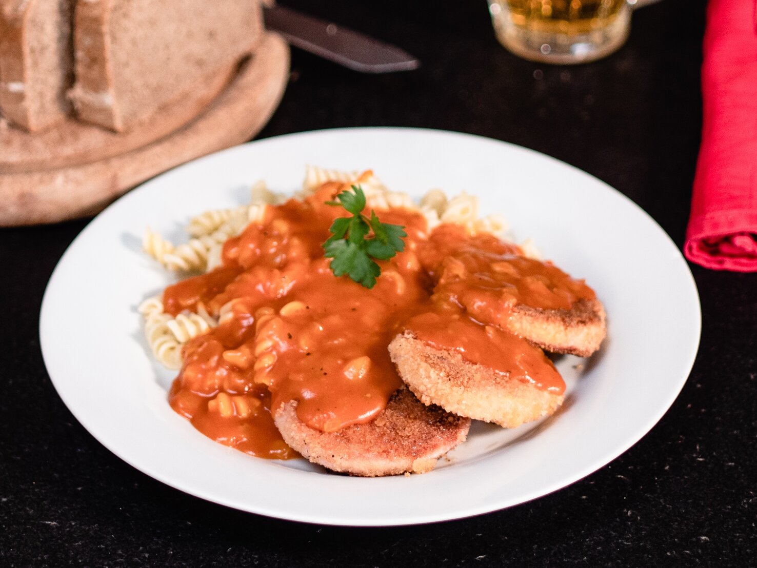 Jägerschnitzel: DDR-Rezept mit Tomatensoße &amp; Spirelli-Nudeln