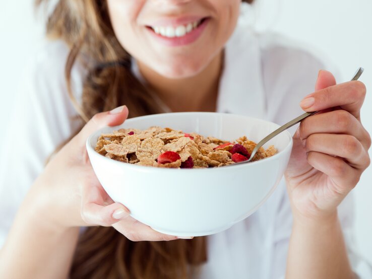 Frau isst Müsli | © iStock/nensuria