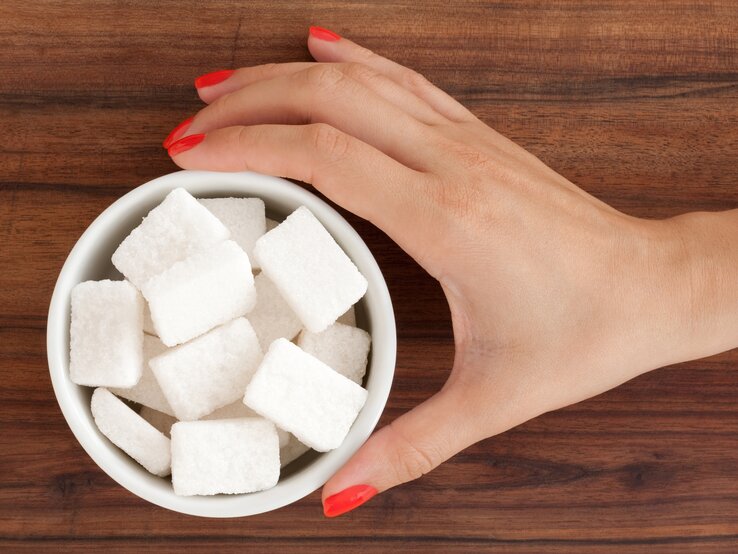 Frau mit Zuckerdose | © iStock/FotografiaBasica