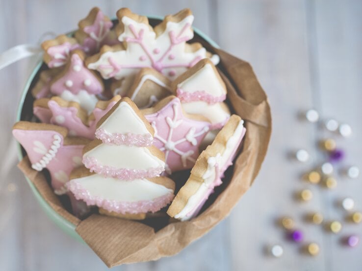 Eierlikör-Plätzchen mit Zuckerguss in Schale. 