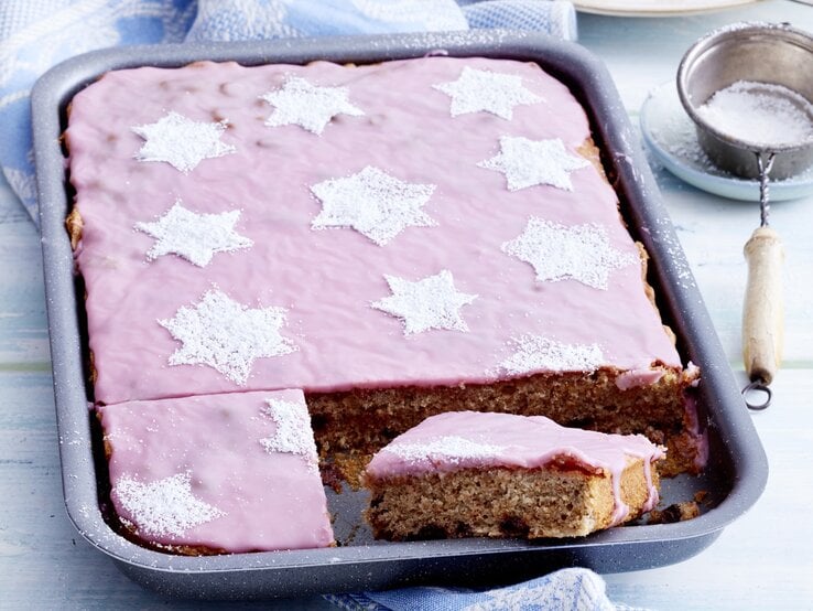 Glühweinkuchen vom Blech mit rosa Glasur und Puderzucker-Sternen. 