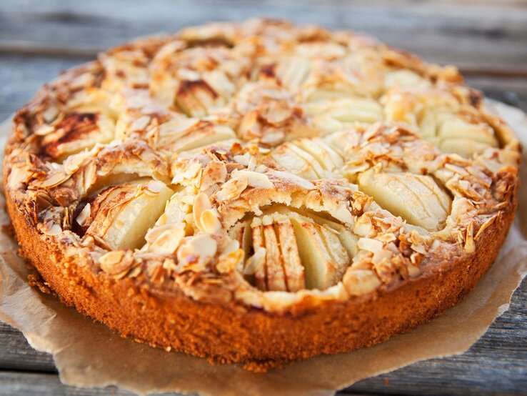 Ein veganer versunkener Apfelkuchen mit Zimtäpfeln und Mandeln.