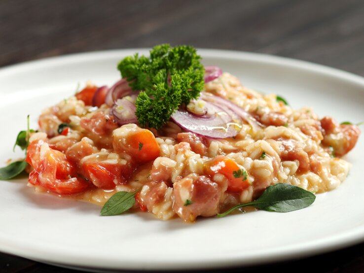 Teller mit Caprese-Risotto.