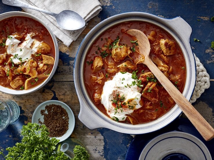 Krautgulasch in Topf und Schüssel.