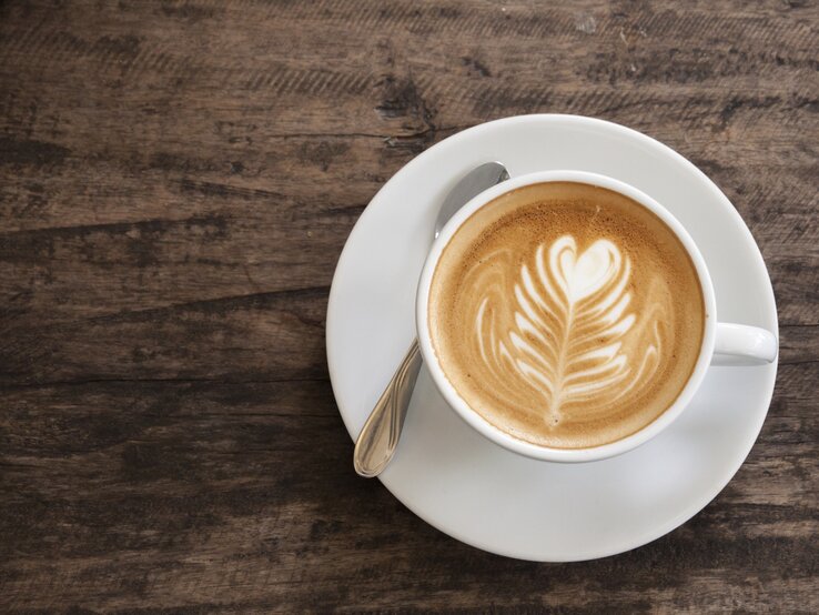 1 ungesüßter Cappuchino (250 ml) hat 86 kcal. | © iStock/vapadiii