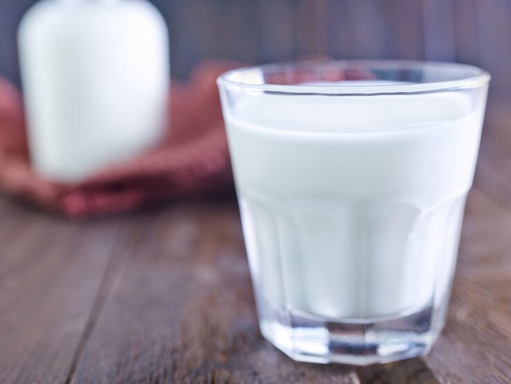 100 ml Vollmilch (3,5 % Fett) hat 64 kcal. | © iStock/tycoon751