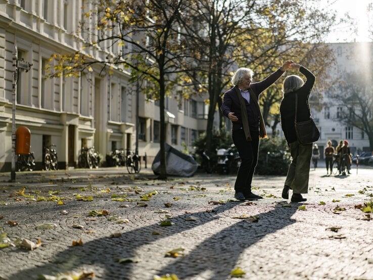 älteres Paar tanz auf der Straße.jpg