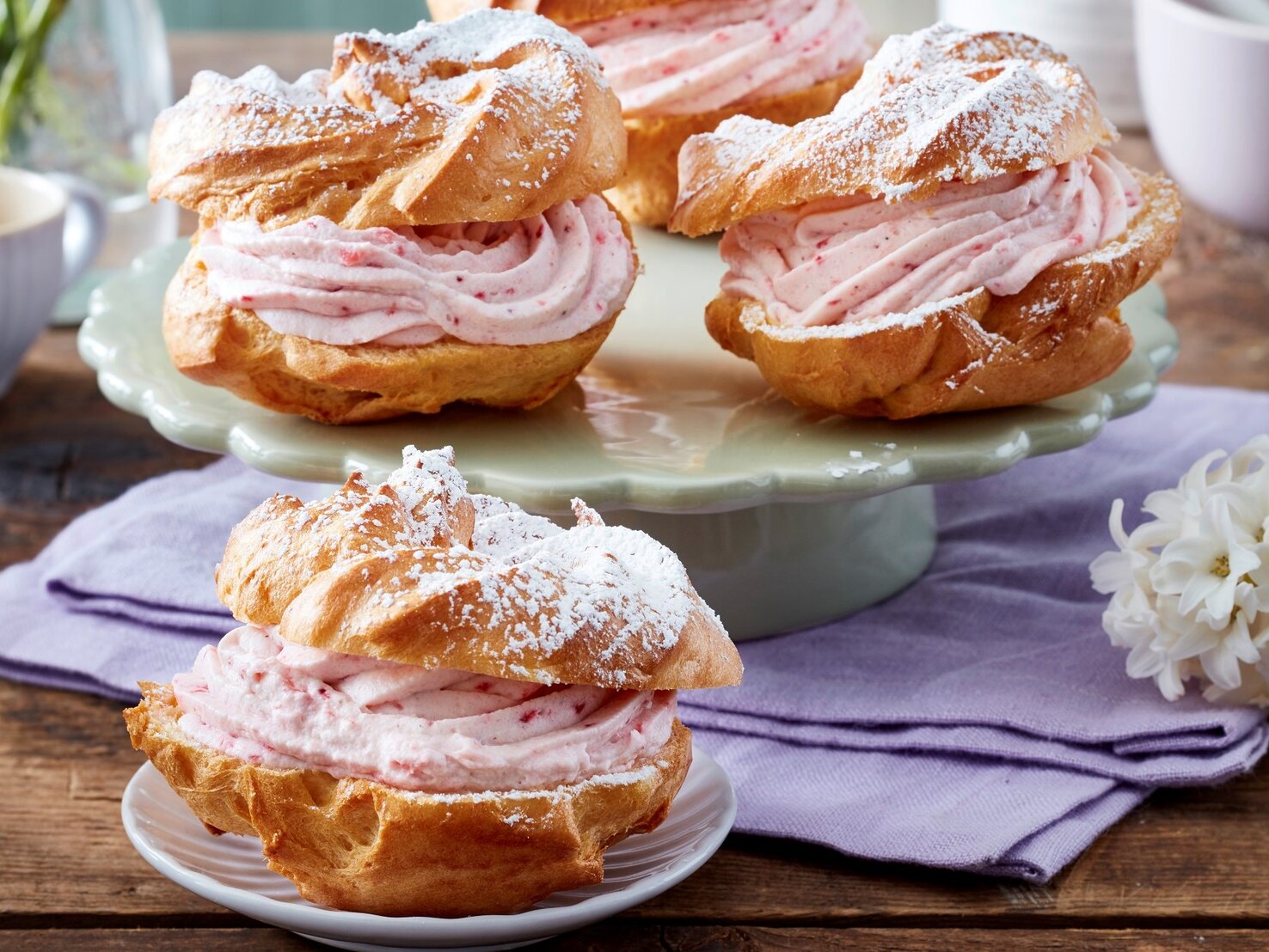 Windbeutel mit Erdbeersahne: Dessert-Genuss für heiße Sommertage