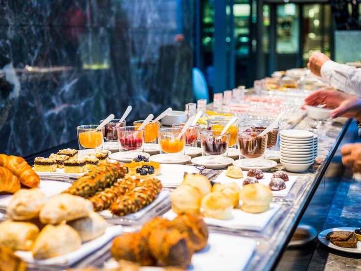 Ein üppiges Frühstücksbuffet in einem Hotel.