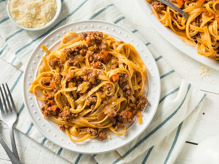 Von-Oben-Ansicht eines Tellers mit Pasta in Hackfleisch-Käse-Soße.