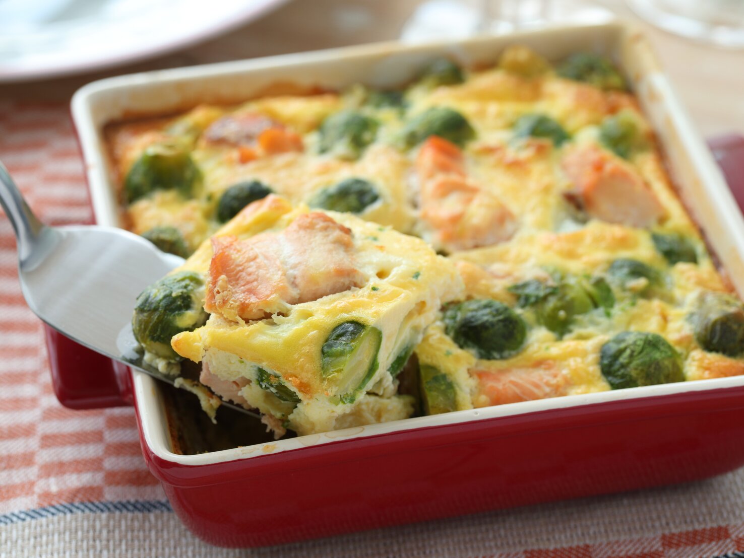 Rosenkohl-Lachs-Gratin mit Kartoffeln – so aromatisch!