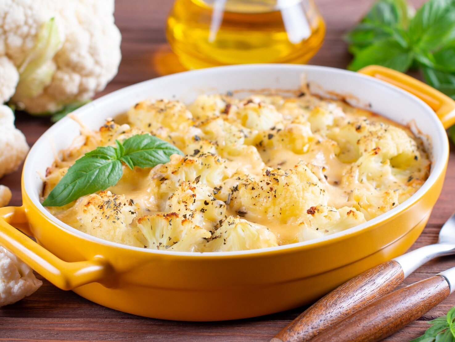 Überbackener Blumenkohl mit Kartoffeln und cremiger Käsesoße