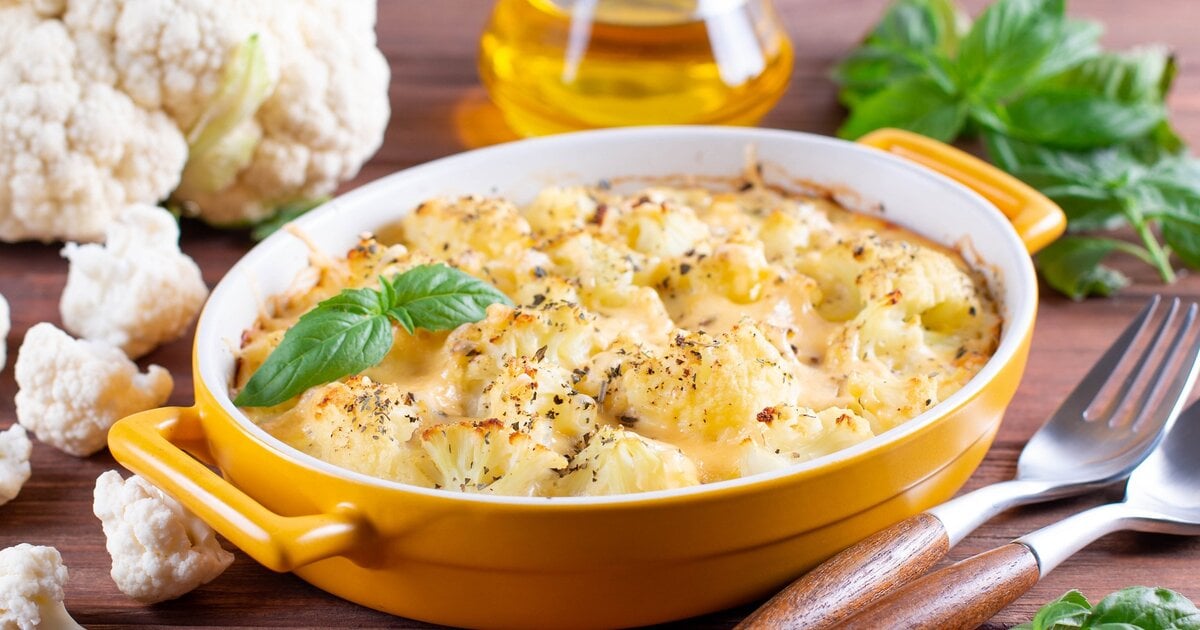 Überbackener Blumenkohl mit Kartoffeln und cremiger Käsesoße