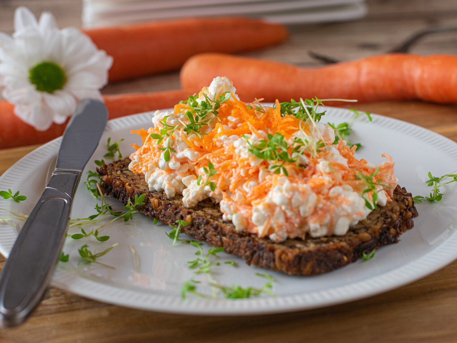 Fit und gesund: Vollkornbrot mit Möhren-Frischkäse zum Frühstück