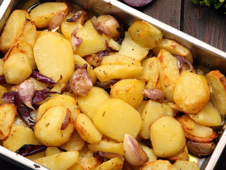 Schmelzkartoffeln mit Knoblauch und Ziwiebeln in Backblech.