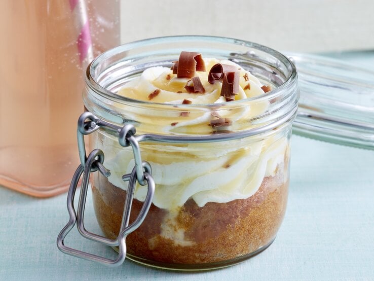 Ein saftiger Apfel-Eierlikör-Kuchen serviert in einem Glas, perfekt geschichtet und garniert mit Schokoflocken.