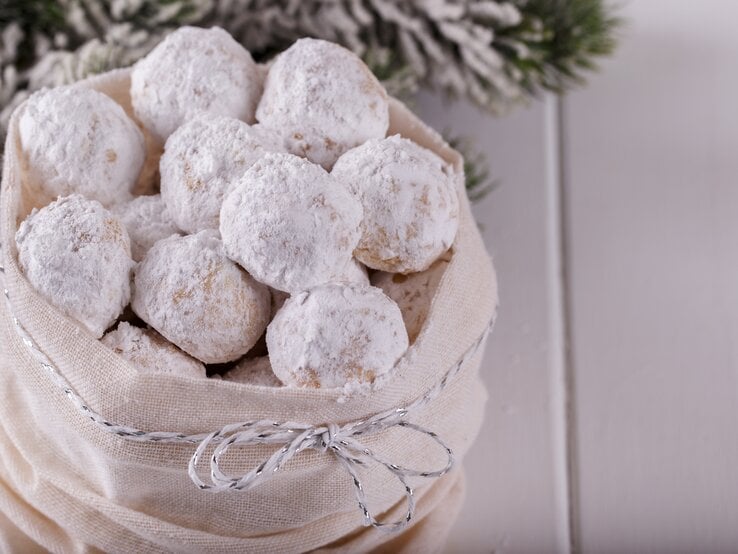 Weihnachtsplätzchen mit Puderzucker in Jutebeutel.