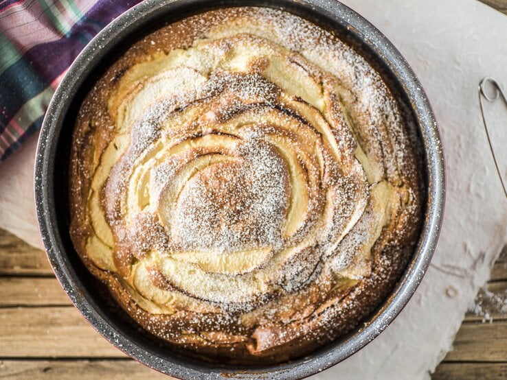 Apfelkuchen mit Puderzucker in Springform. 