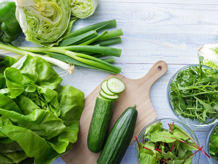 verschiedenes grünes Gemüse und Salat.