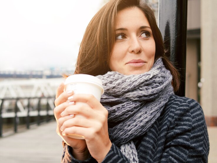 Frau mit Kaffee und Schal