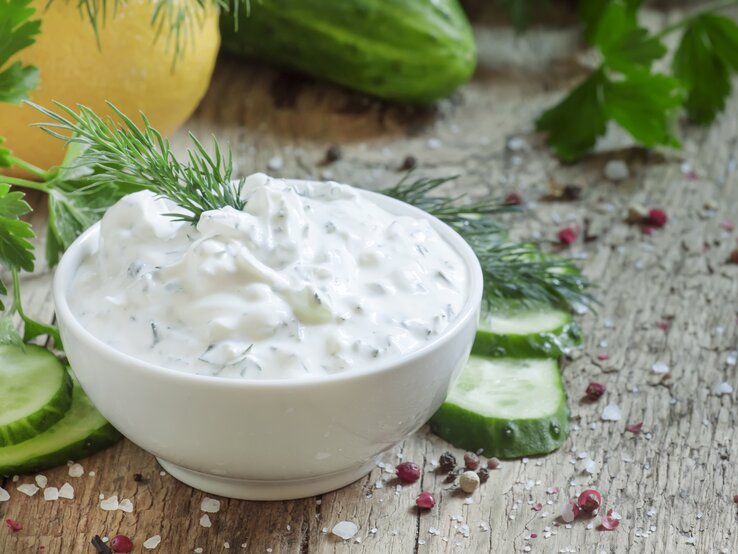 Ranch Dressing in weißer Schale mit Kräuter verziert