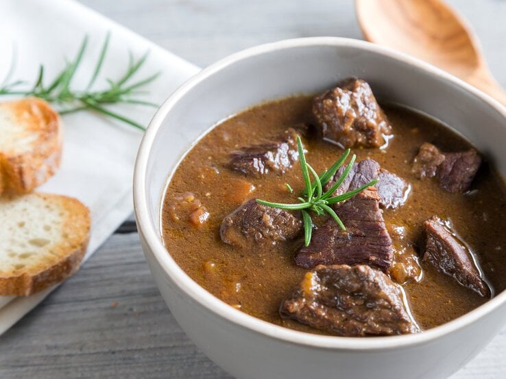 Gulasch in weißer Schüssel.