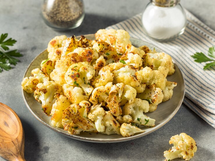 Blumenkohl-Popcorn auf gemusterem Teller. 