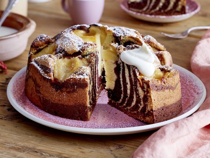 Birnen-Zebrakuchen auf Teller angerichtet.