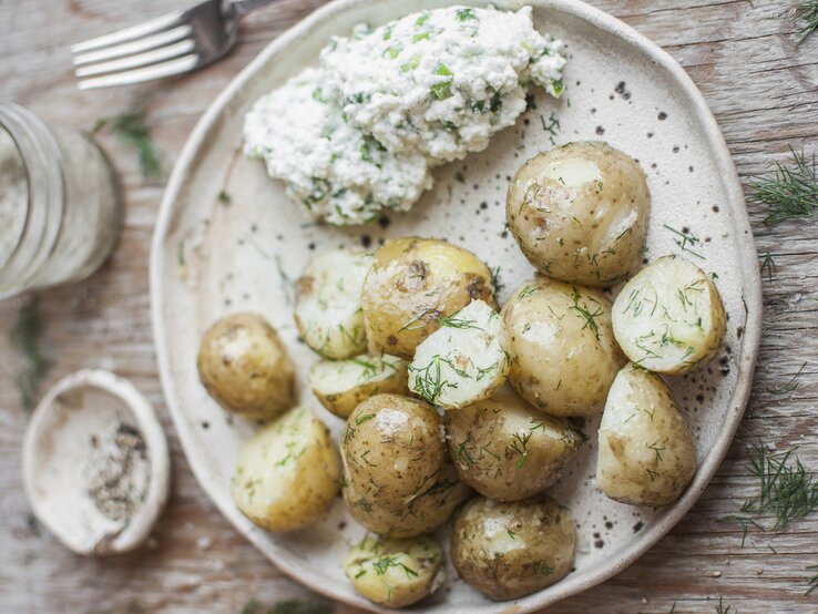 Kartoffeln mit frischem Dill und Gzik