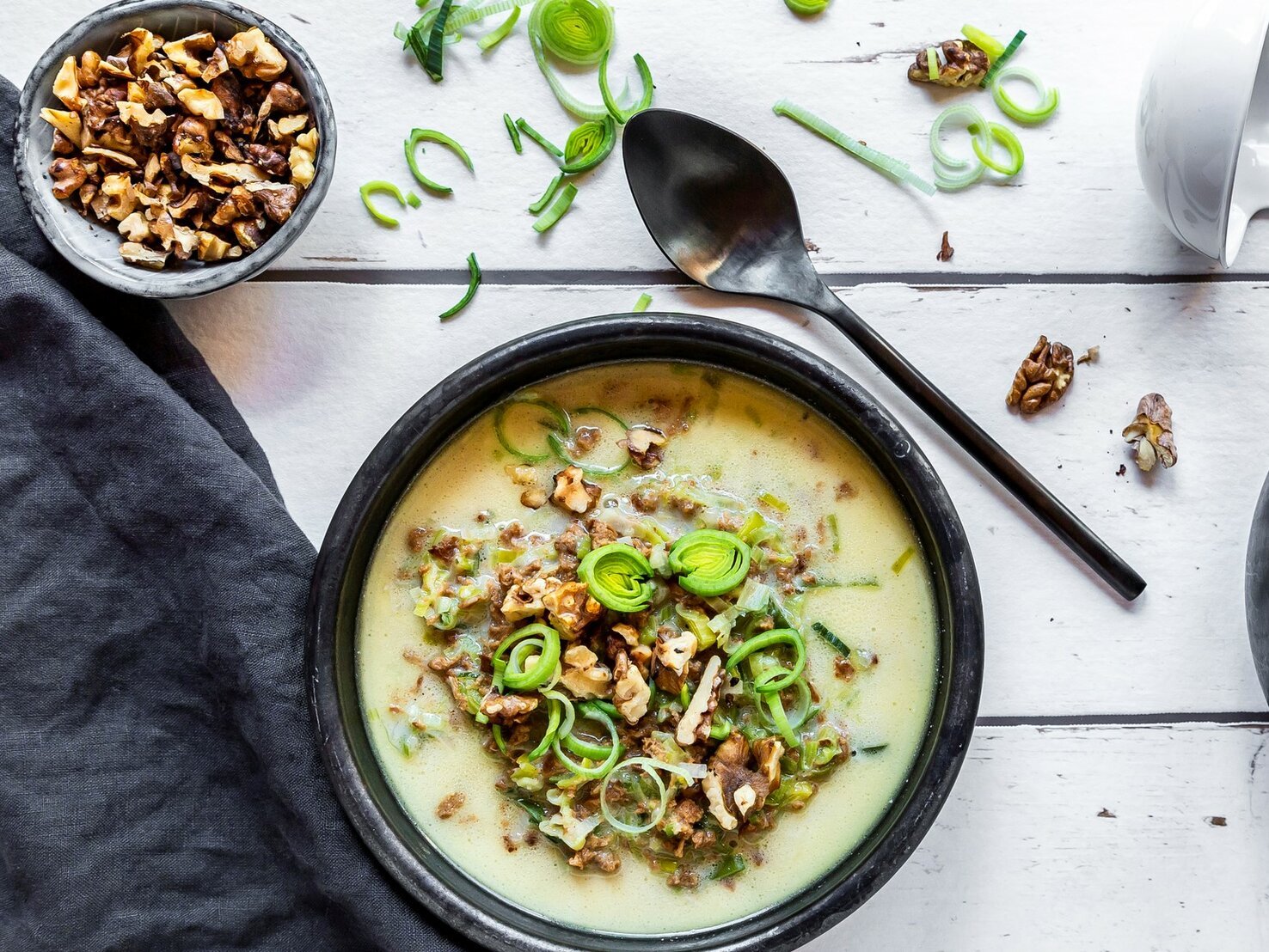 Allgäuer Käsesuppe mit knackigen Walnüssen