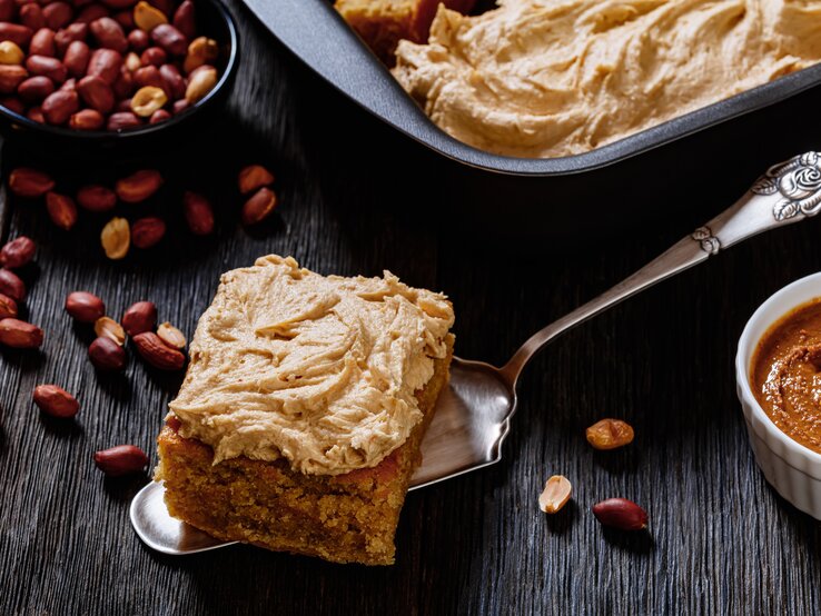 Ein Stück Erdnussbutter-Kuchen auf einem Tortenheber.