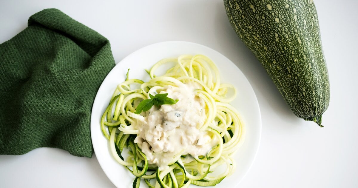 Lecker Zucchini: Zucchini-Nudeln mit cremiger Ziegenkäse-Soße