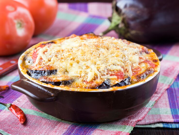 Der griechische Auflauf Moussaka bietet wirklich alles: Hackfleisch, Auberginen, Zucchini, Kartoffeln und würziger Schafskäse.