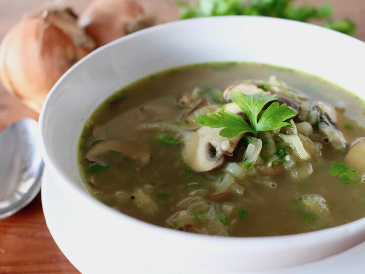 Lecker & Low Carb: Zwiebelsuppe mit Pilzen. | © Nadine Hüttenrauch