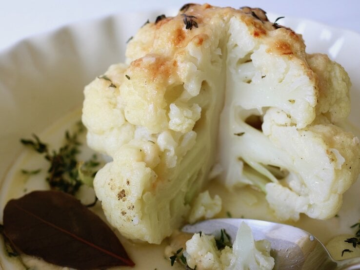 Lecker, raffiniert und Low Carb: Überbackener Blumenkohl im Ofen.