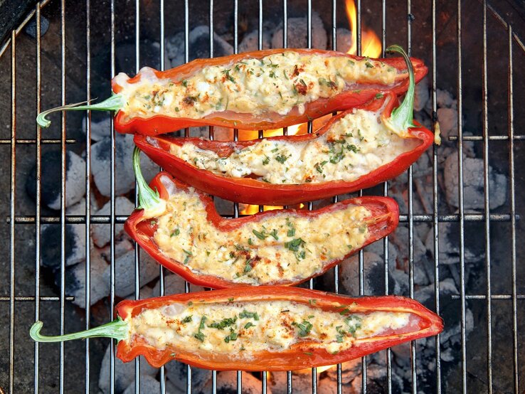 Gegrillte Paprika mit Schafskäse und Rosmarin | © StockFood/Gross, Petr