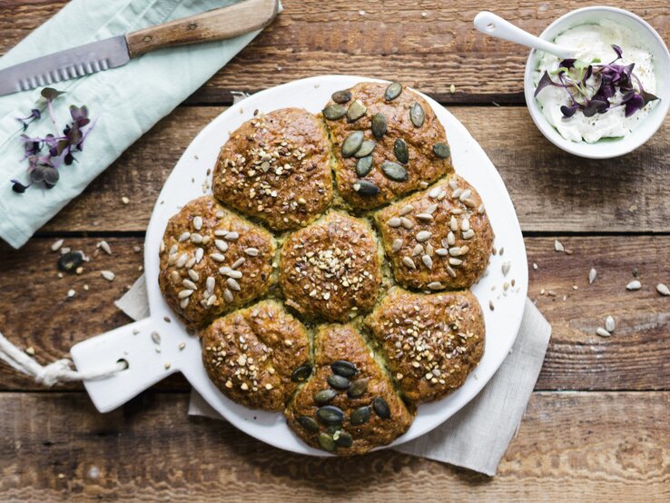 Brötchensonne auf rustikalem Holztisch von oben fotografiert. | © StockFood / ZS Verlag / Speck, Sabrina