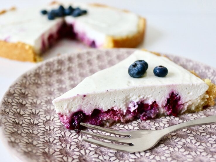 Glutenfreier Low-Carb-Kuchen: Beeren-Quark-Kuchen mit saftigem Mandelboden.