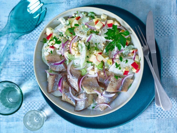 Salat mal anders: Kennst du schon den leckeren Kohlrabisalat mit Matjes? Wie du das Low Carb-Rezept zubereitest, verraten wir dir hier.