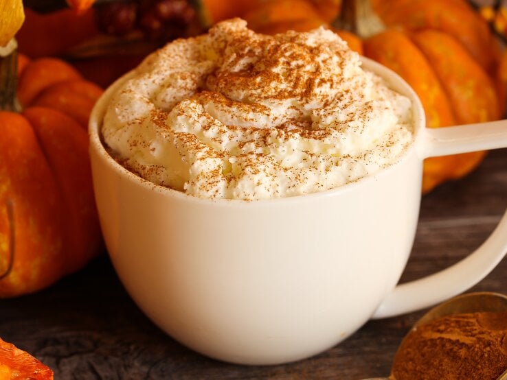 Weiße Tasse gefüllt mit Pumpkin Spice Latte.