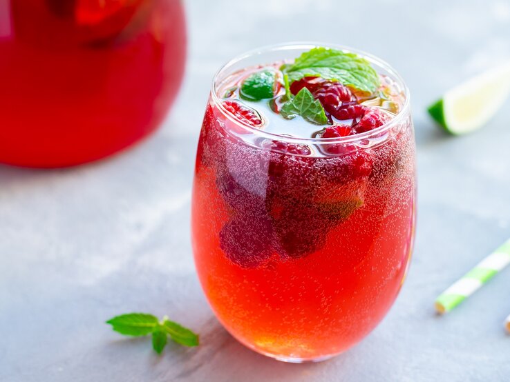 Zwei Gläser mit Berry Spritz vor einem weißen Hintergrund.