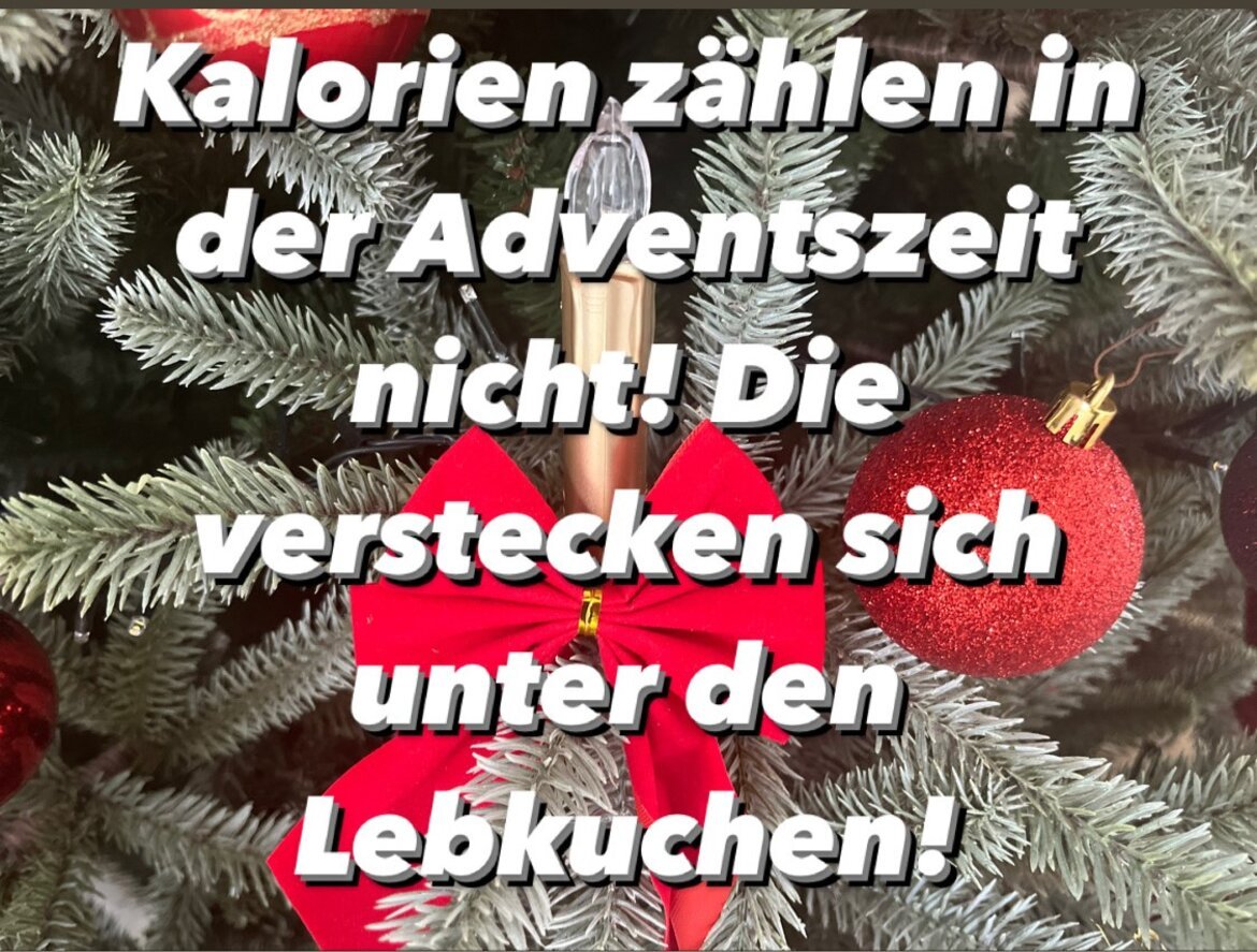 Advent Spruch vor einem Weihnachtsbaum mit Kerzen, Weihnachtskugeln und Schleifen. 