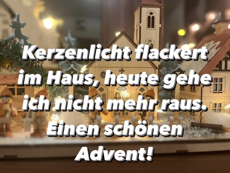 Advent Spruch vor einem beleuchtetem Weihnachtshaus aus Holz.  | © BILD der FRAU 