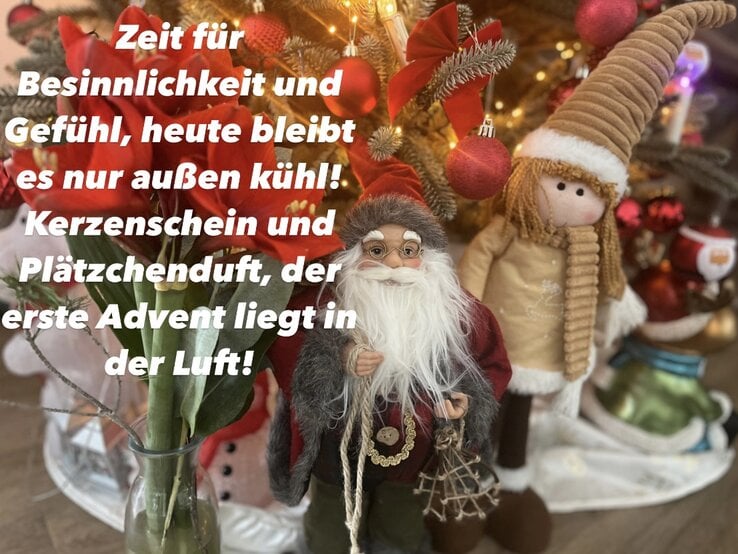 Advent Spruch vor einem bunt geschmücktem Weihnachtsbaum, einem Weihnachtsmann und einer Puppe.  | © BILD der FRAU 