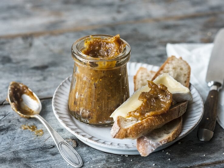 Ein Teller, darauf zwei Scheiben Brot und ein Glas Feigen-Senf-Soße