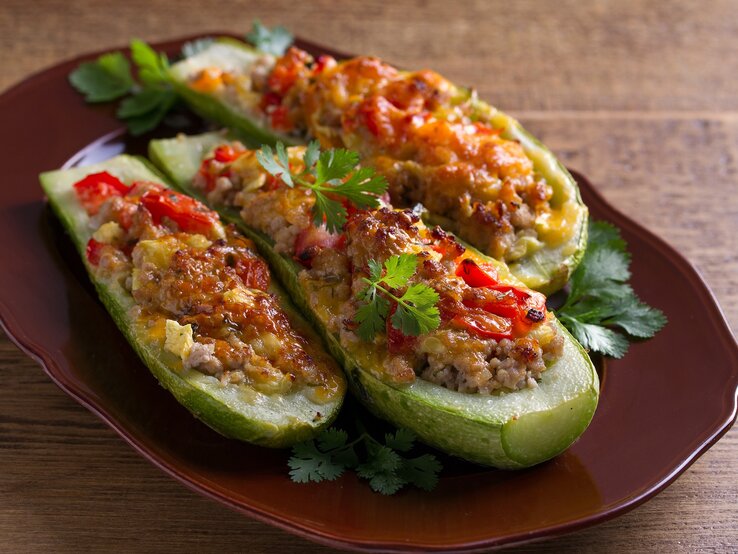 Zwei Zucchinihälften gefüllt mit Hackfleisch