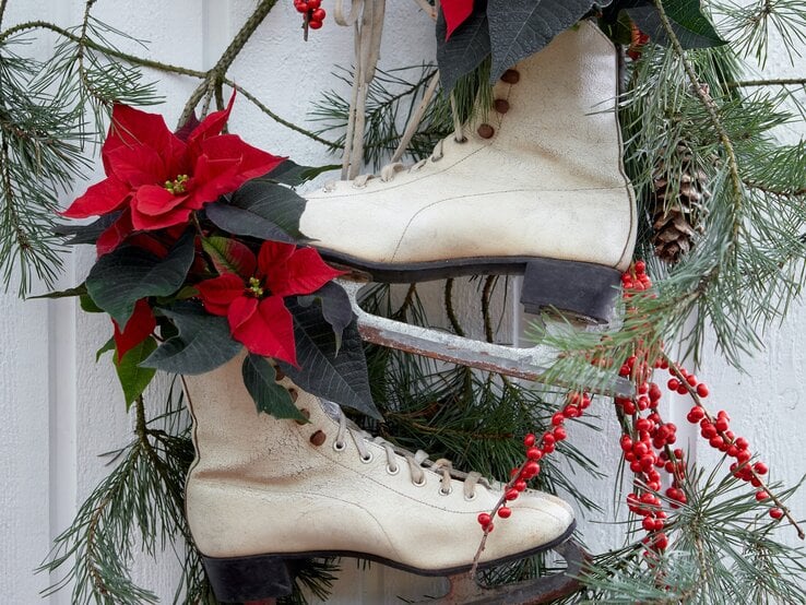 Kreativer Outdoor-Türschmuck mit Schlittschuhen und Weihnachtssternen | © starsuniteeurope.eu