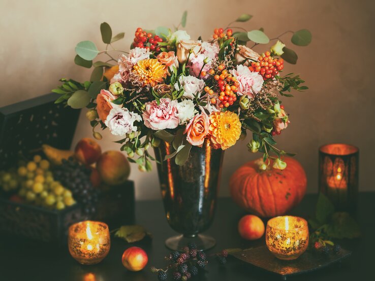 Herbstdeko_Obst_Blumen | © iStock/Sarsmis