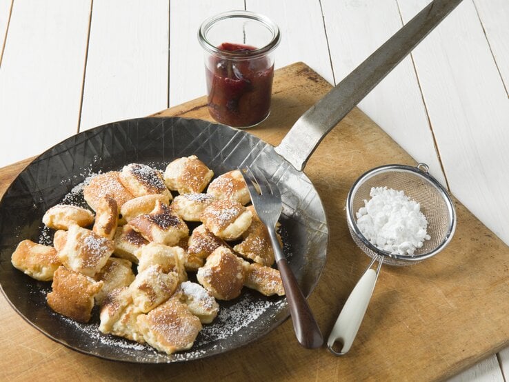 Teller voll Kaiserschmarrn mit Zwetschgen